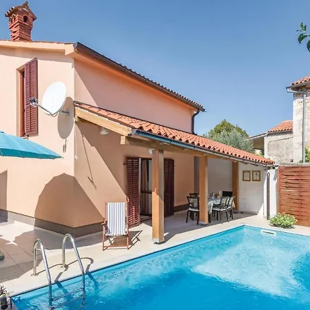 Holiday home 3 Bedroom Beautiful Home In Pula Pula