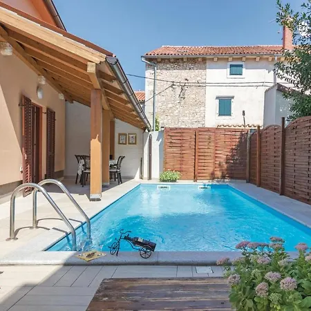 3 Bedroom Beautiful Home In Pula Pula