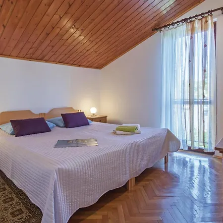 Holiday home 3 Bedroom Beautiful Home In Pula *