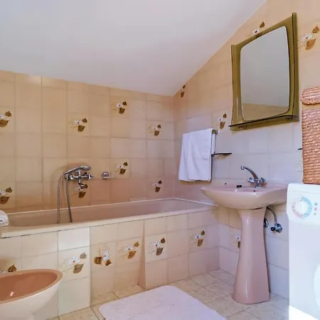 Holiday home 3 Bedroom Beautiful Home In Pula Pula