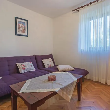 Holiday home 3 Bedroom Beautiful Home In Pula