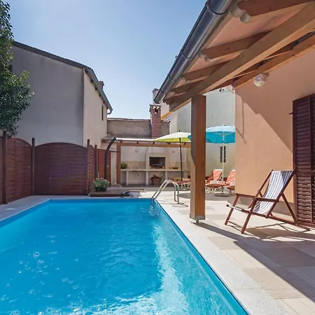 Holiday home 3 Bedroom Beautiful Home In Pula Pula